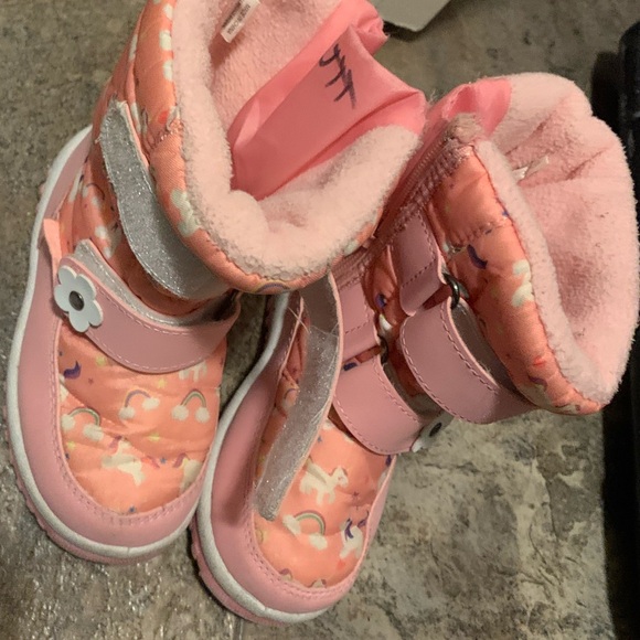 Toddler snow boots size 8-8.5 - Picture 2 of 4